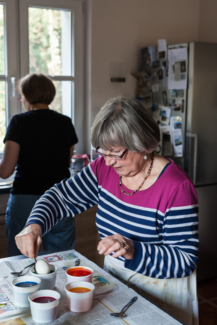 Hausfrau, Frau, Küche, Ostern, Eier, Ostereier, Eierfärben