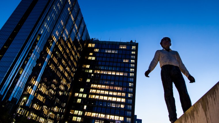 Nacht, blaue Stunde, Berlin, Axel Springer, Verlagshaus, Bürogebäude, Statue, Skulptur, Balanceakt, Stephan Balkenhol