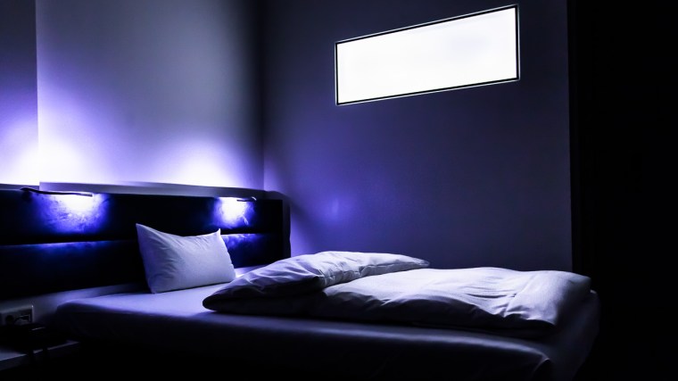 Hotelzimmer, blau, weiß, düster, Bett, Fenster, Licht