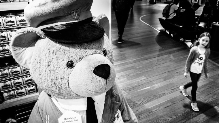 Rodney Bear, Bär, Teddy, Streetfoto, Mädchen, Flughafen, London, heathrow