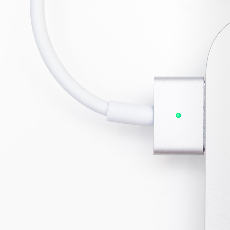 MacBook, Notebook, Apple, Ladestecker, Stecker, aufgeladen, grün, Kabel