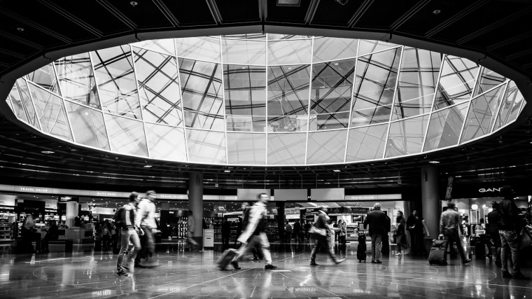 Flughafen, Frankfurt, Reisende, Bewegungsunschärfe, Streetfoto, schwarzweiß