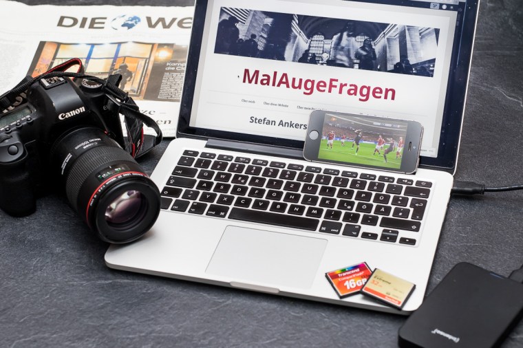 Arbeitsplatz, Fotograf, Schreibtisch, Kamera, MacBook, Notebook, Computer, Zeitung, Die Welt, Speicherkarte, Festplatte