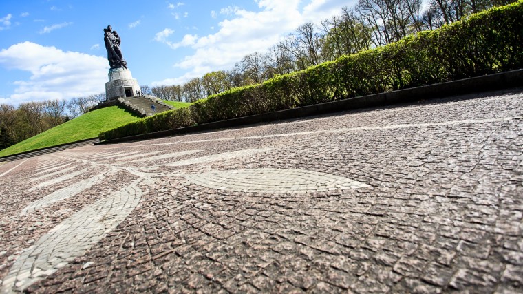 Statue, Ehrenmal, sowjetisches Ehrenmal, Befreier, Berlin, Treptow