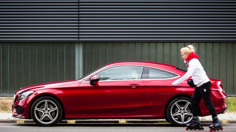 Mercedes, C-Klasse, Coupé, C250 d, Frau, Rollschuhe, Inline Skates