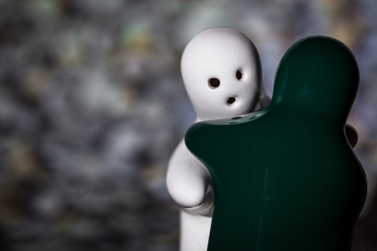 Salzstreuer, Pfefferstreuer, Umarmung