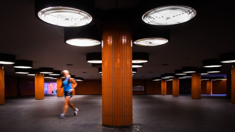 Joggerin, joggen, Säule, Beleuchtung, Unterführung, Tunnel, Berlin