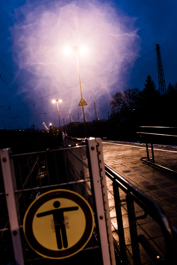 Bahnsteig, Bahnhof, Nacht, Nebel, Laterne