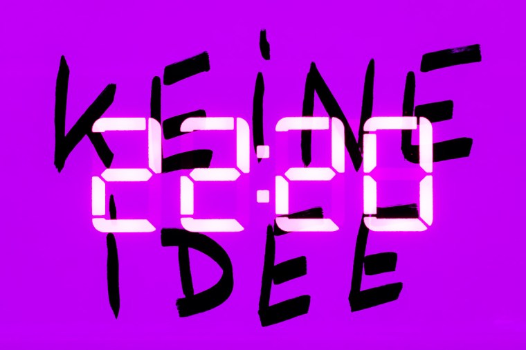 Digitaluhr, Schriftzug, Doppelbelichtung