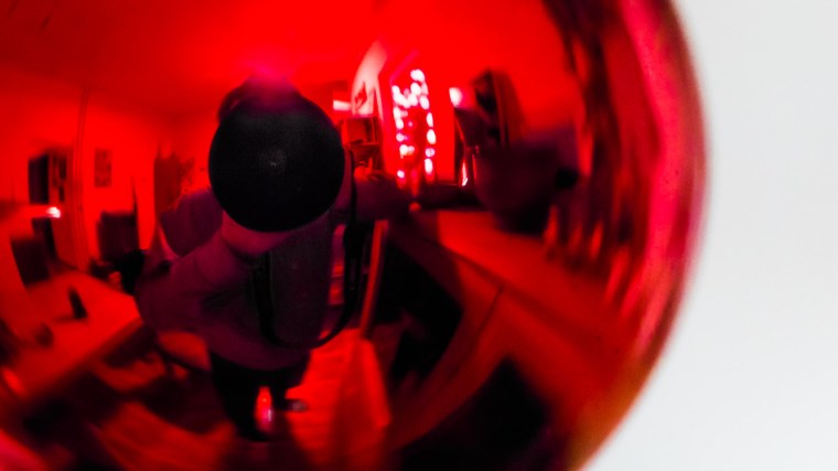 Weihnachtskugel, rot, Weitwinkel, Selbstporträt