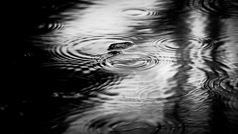 Regen, Regentropfen, Teich, Wasser, Wasseroberfläche