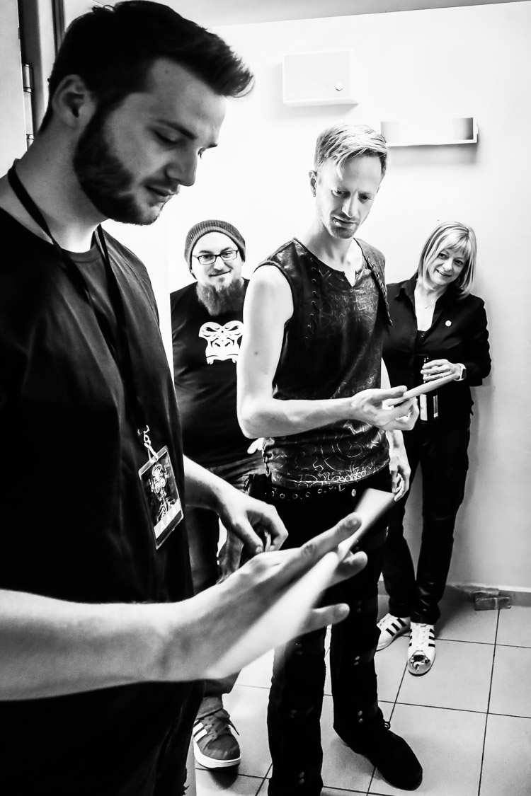 Simon Michael, Schlagzeuger von Subway to Sally, lernt kurz vorm Auftritt noch etwas vom Videofilmer (und Schlagzeuger) Tim Hebig, Gera, 8.4.2017, Neon-Tour, Abschlusskonzert