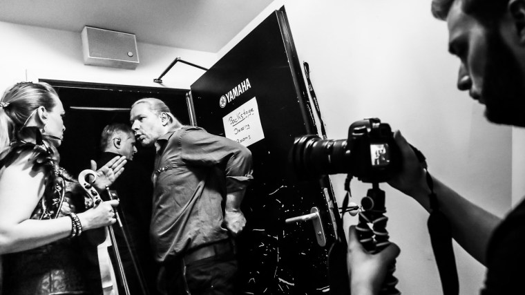 Die Subway-to-Sally-Musiker Ally Storch, Ingo Hampf und Bodenski kurz vorm Auftritt bei der Neon-Tour in Gera, beobachtet von Videofilmer Tim Hebig, 8.4.2017